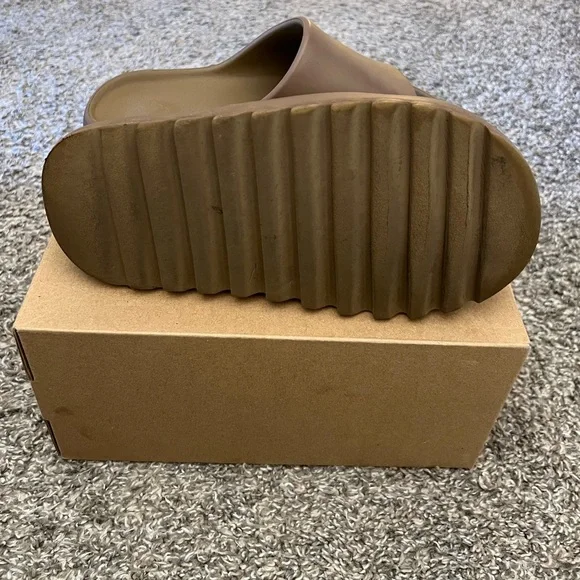 Yeezy Slide “Core” - Picture 3 of 4